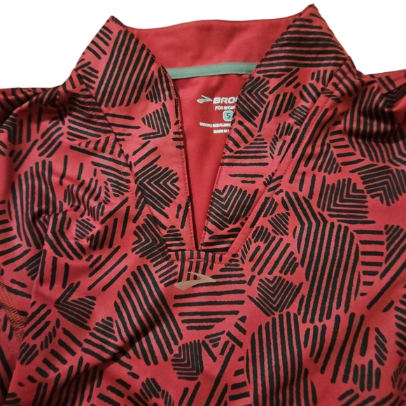 Brooks For Women Equilibrium Tech Pullover w thumbholes - Picture 5 of 6